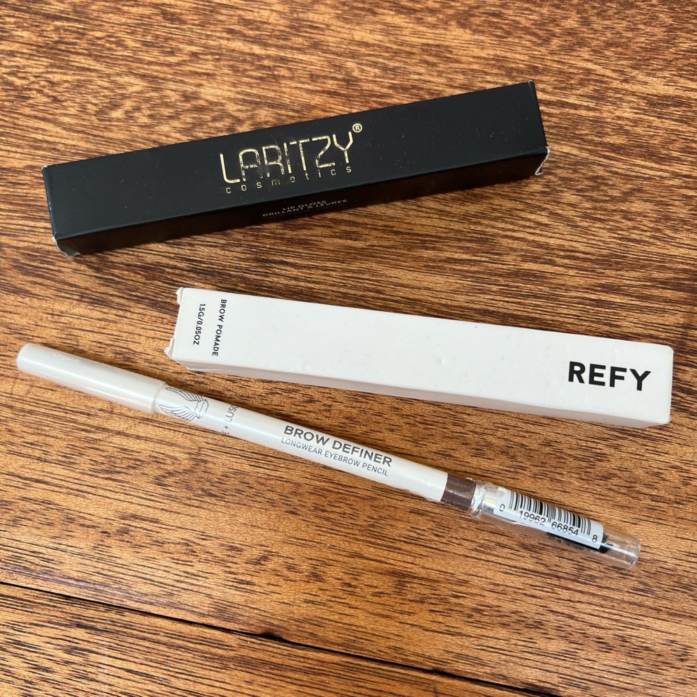 REFY brow pomade color light
Laritzy lip gloss Curve
True+Luscious brow definer